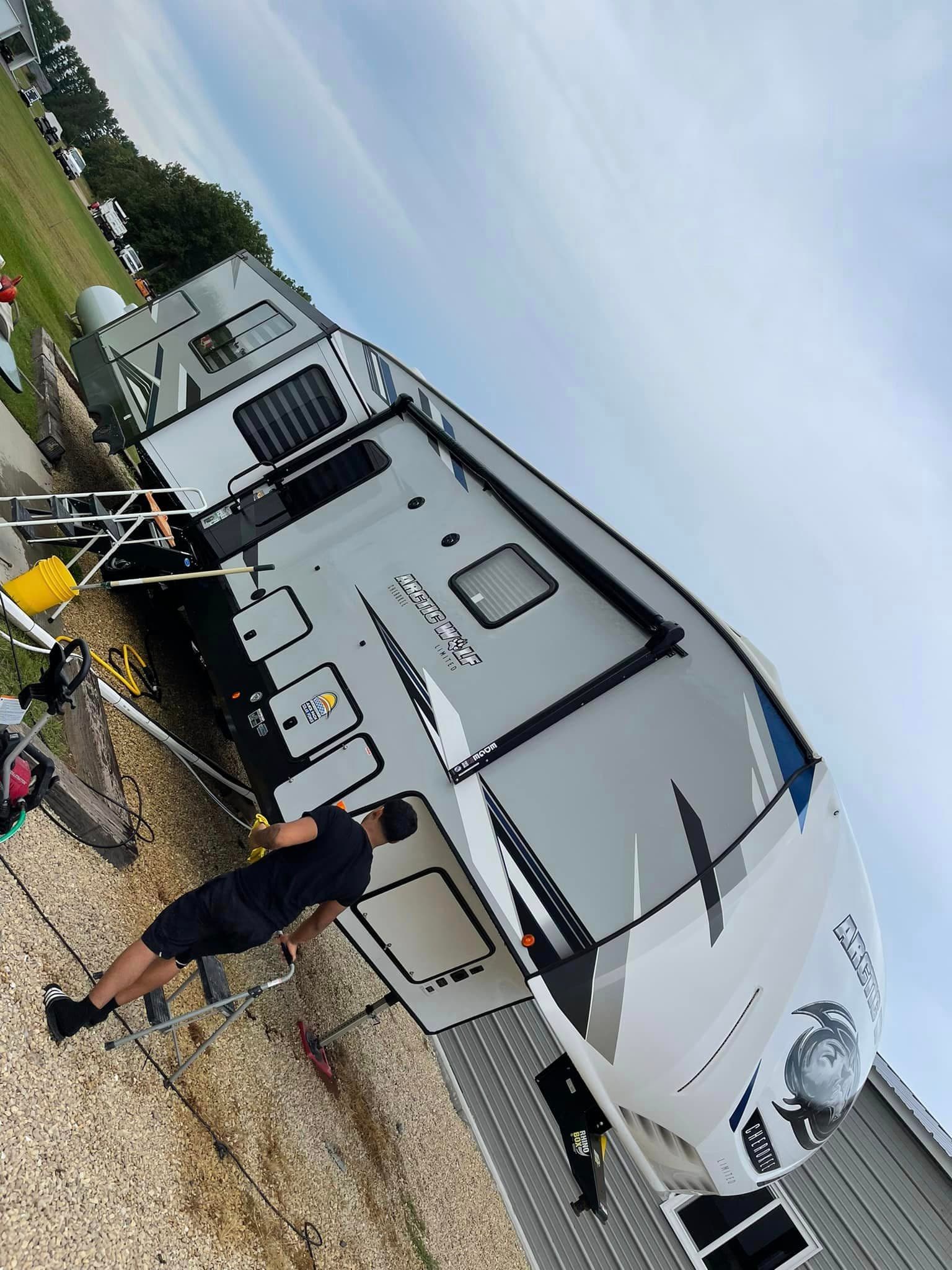 Arctic Wolf Fifth-Wheel — RV Detail preview